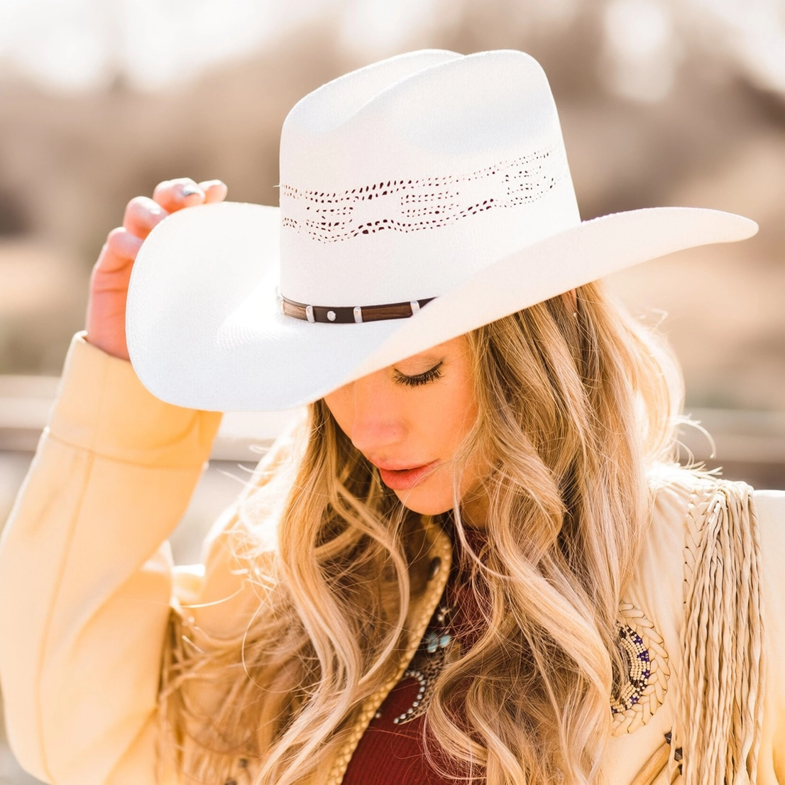 Woman wearing the light-coloured Montana straw cowboy hat