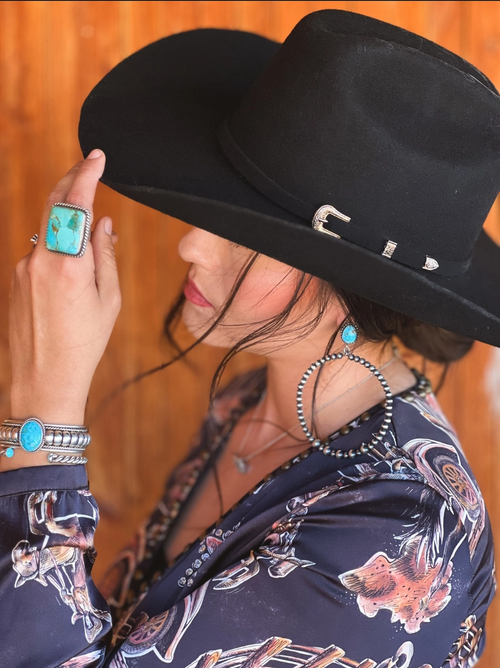 Woman wearing the black Cattleman wool felt cowboy hat